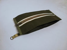 Afbeelding in Gallery-weergave laden, Etuis with zipper closing, handmade from recycled cotton, designed by Anne van Dijk, Noordermarkt Amsterdam. Photo 1 Frontside