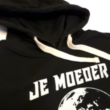 Afbeelding in Gallery-weergave laden, Je Moeder Hoodie Black. Black hoodie with white Je Moeder Mother Earth screenprint. Photo of black hood with drawstrings.