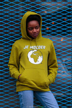 Afbeelding in Gallery-weergave laden, Je Moeder Hoodie Moss Green. Moss green hoodie with white Je Moeder Mother Earth screenprint. Photo of woman wearing this hoodie.