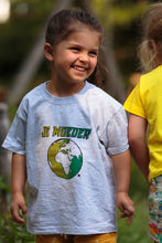 Load image into Gallery viewer, Je Moeder Kinder T-shirt - Grijs kinder t-shirt met groen gele Irisprint van Moeder Aarde. Foto van een spelend kind met dit t-shirt.