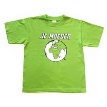 Load image into Gallery viewer, Je Moeder Kinder T-shirt Groen. Licht Groen kinder t-shirt met witte opdruk van Moeder Aarde.