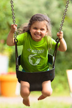 Load image into Gallery viewer, Licht Groen kinder t-shirt met witte opdruk van Moeder Aarde. Foto van meisje op schommel met dit shirt.