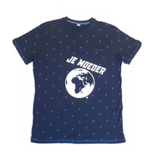Load image into Gallery viewer, Je Moeder T-shirt met Blauw Haaienvinnen motief. Donkerblauw t-shirt met allover print van haaienvinnen en een witte opdruk van Moeder Aarde.