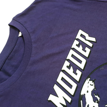 Load image into Gallery viewer, Je Moeder T-shirt - Paars. Paars T-shirt met witte opdruk van Moeder Aarde. Foto van de hals boord van het t-shirt.