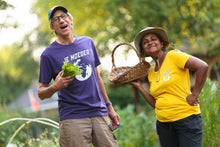 Load image into Gallery viewer, Je Moeder T-shirt - Paars. Paars T-shirt met witte opdruk van Moeder Aarde. Foto van man in moestuin die dit paarse Je Moeder t-shirt draagt.