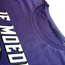 Load image into Gallery viewer, Je Moeder T-shirt - Paars Dames T-shirt met witte opdruk van Moeder Aarde. Foto van het hals boord.