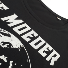 Afbeelding in Gallery-weergave laden, Je Moeder T-shirt - Zwart Dames T-shirt met witte opdruk van Moeder Aarde. Foto van de hals boord.