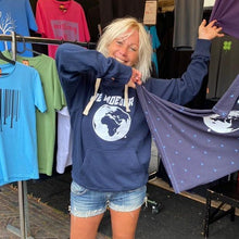 Afbeelding in Gallery-weergave laden, Je Moeder Hoodie Navy. Navy blue hoodie with white Je Moeder Mother Earth screenprint. Photo of woman wearing this hoodie.