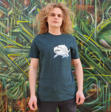 Afbeelding in Gallery-weergave laden, Shark T-shirt - Loenatix Organic Cotton Fairtrade T-shirt Animal Print T-shirt color Glazed Green on Model