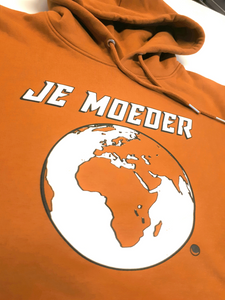 Je Moeder Hoodie Mustard Brown. Mustard brown hoodie with kangeroo pocket. Photo of white Je Moeder screenprinting of Mother Earth.