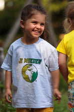 Load image into Gallery viewer, Je Moeder Kinder T-shirt - Grijs kinder t-shirt met groen gele Irisprint van Moeder Aarde. Foto van een spelend kind met dit t-shirt.
