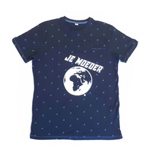 Afbeelding in Gallery-weergave laden, Je Moeder T-shirt met Blauw Haaienvinnen motief. Donkerblauw t-shirt met allover print van haaienvinnen en een witte opdruk van Moeder Aarde. 
