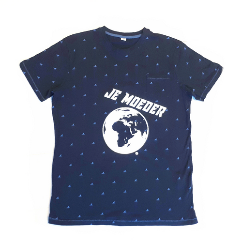 Je Moeder T-shirt met Blauw Haaienvinnen motief. Donkerblauw t-shirt met allover print van haaienvinnen en een witte opdruk van Moeder Aarde. 