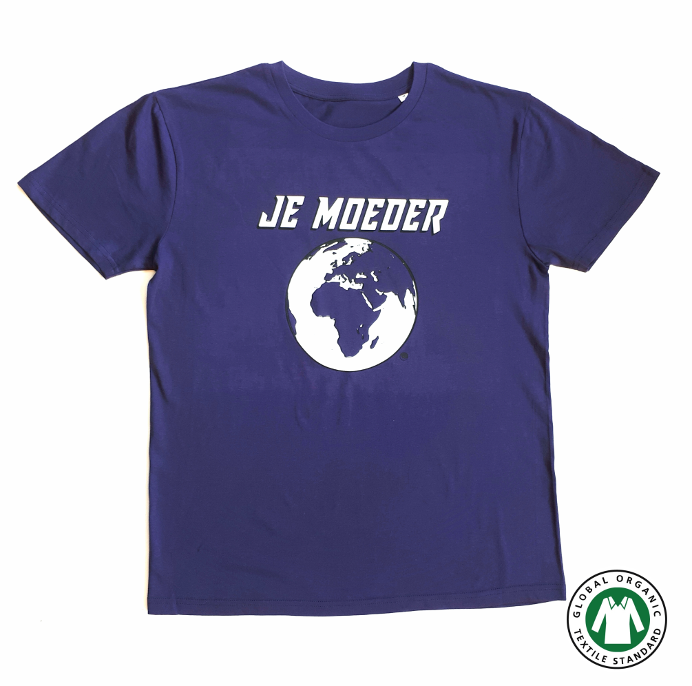 Je Moeder T-shirt - Paars. Paars T-shirt met witte opdruk van Moeder Aarde. Foto van de voorkant van het t-shirt. 