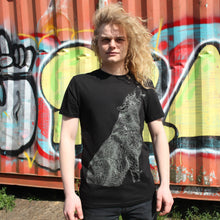Load image into Gallery viewer, Zwarte wolf T-shirt Black Wolf T-shirt Glow in the Dark T-shirt - Loenatix T-shirt Foto model is Igor 
